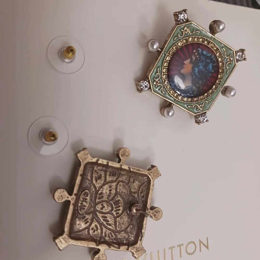Kenneth JAY LANE Vintage-Inspired Gold and Green Earrings - Picture 5 of 9